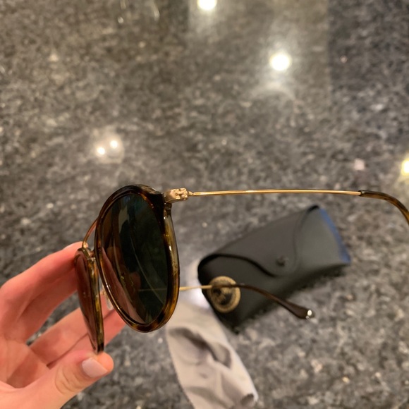 Ray bans barely worn - Picture 4 of 4